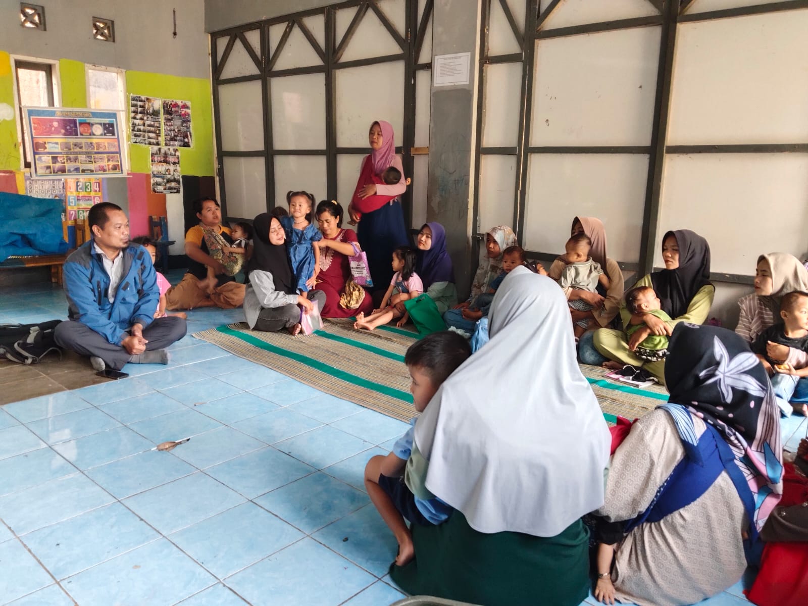 Keterangan: Dr Ikhsan (Akadmisi Unpad) bersama peserta Posyandu di Bandung Raya